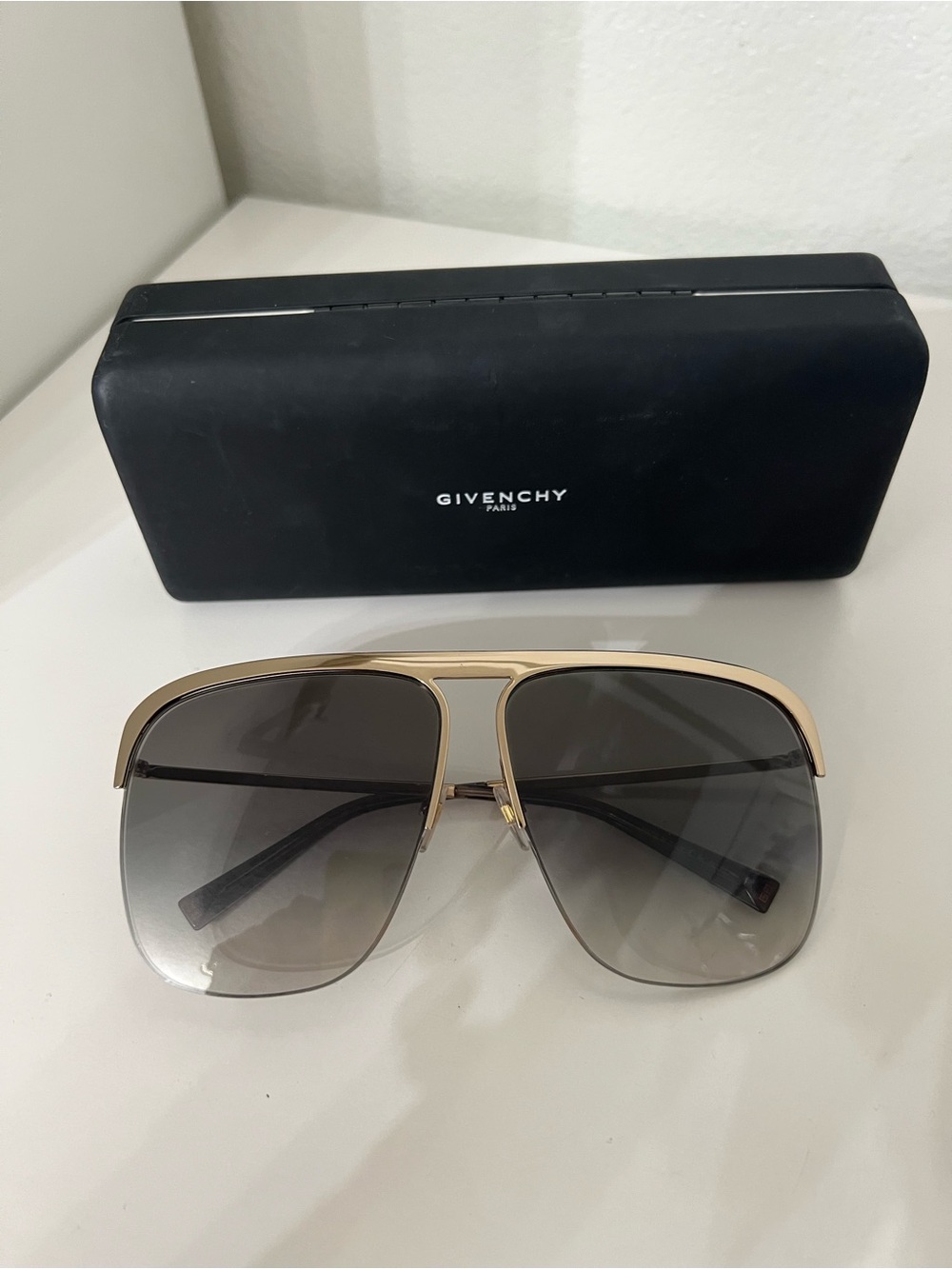 Givenchy oversized Authentic sunglasses with Gray Gradient Lenses. - Picture 12 of 12